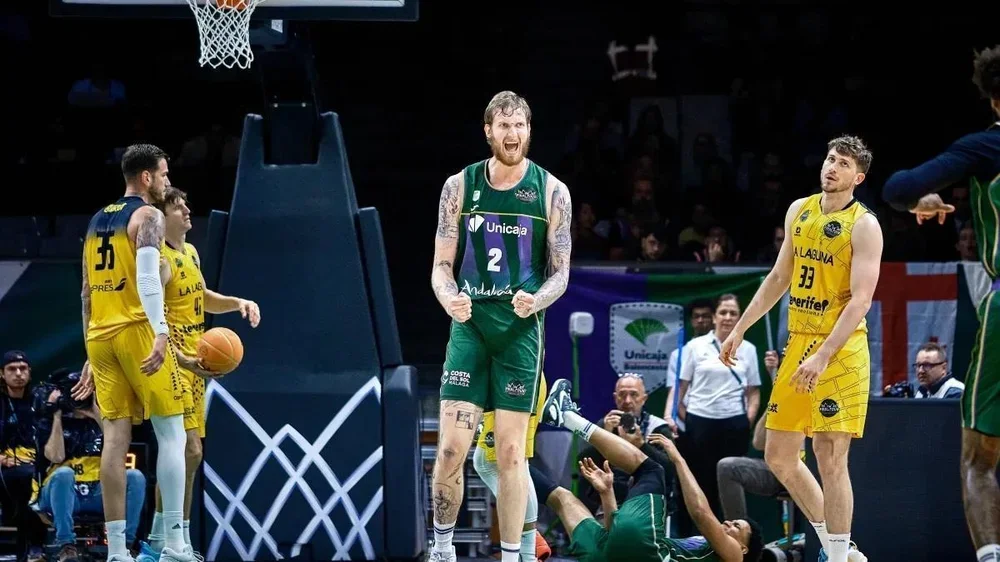Balcerowski celebra una canasta durante el partido.