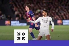 À l'image de Gavi (à g.) à la lutte avec Jude Bellingham, les milieux de terrain barcelonais ont dominé leurs homologues madrilènes dans l'entrejeu dimanche soir. (J. Borrego/Presse Sports)
