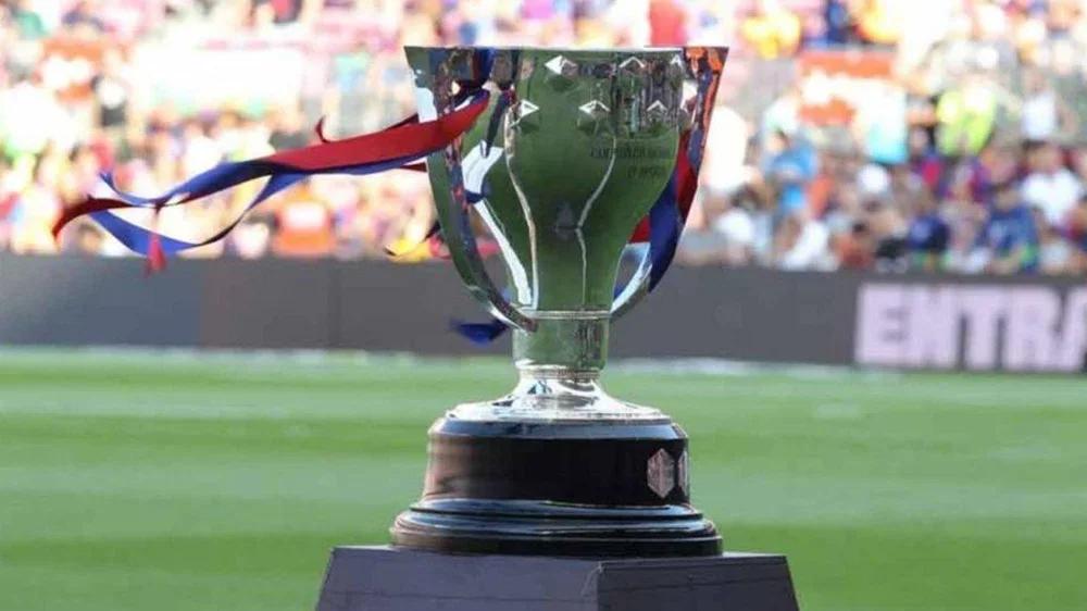 El trofeo de LaLiga, con posado azulgrana